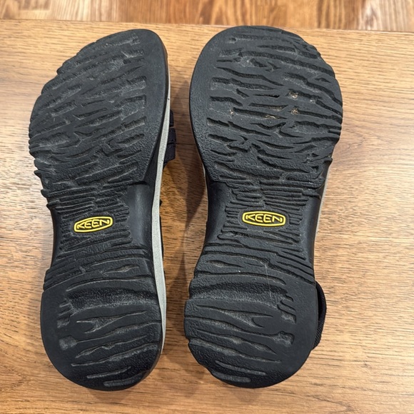 Keen ladies 9.5 sandals - Picture 6 of 9